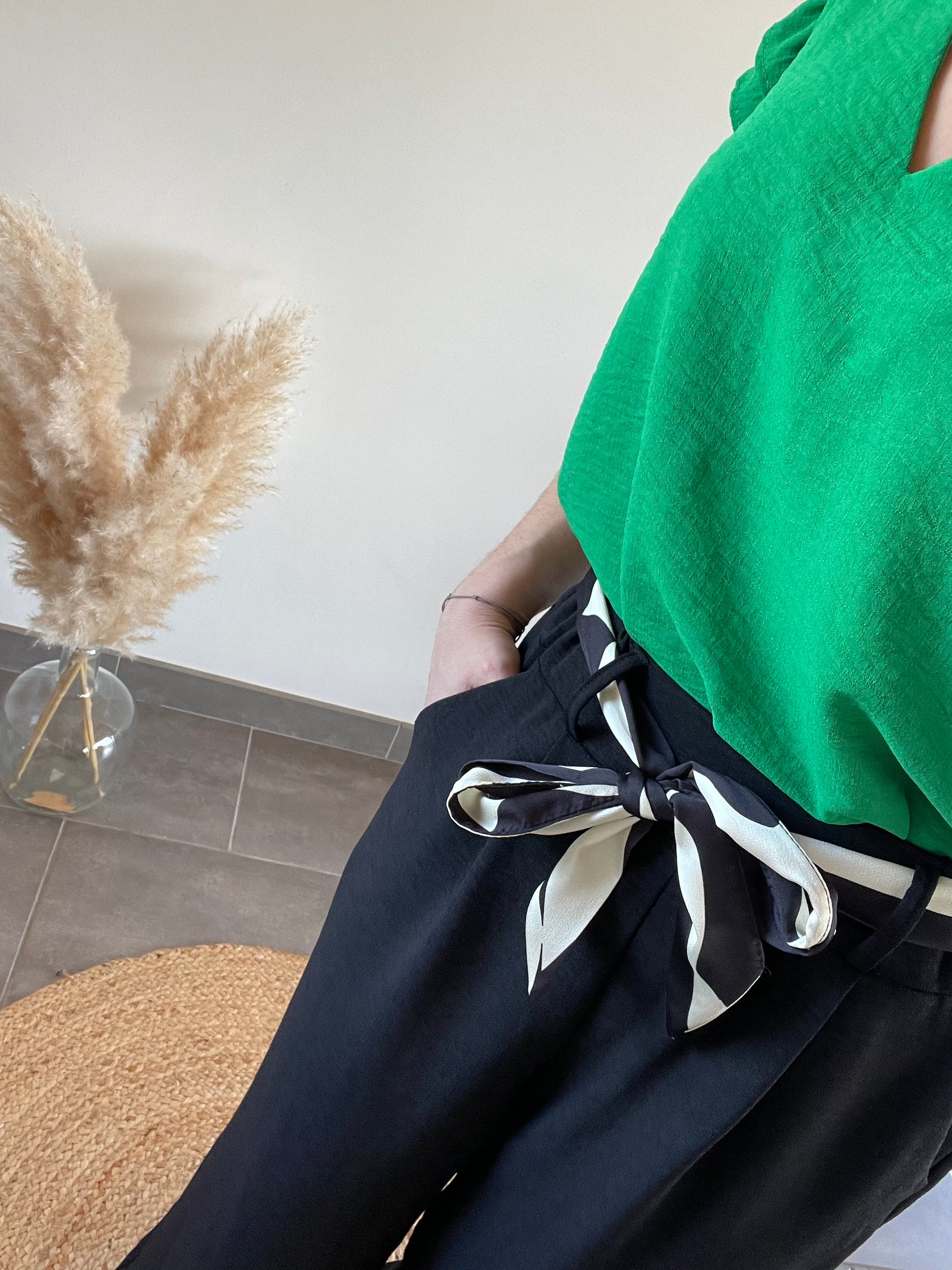 pantalon noir taille élastique et ceinture noeud