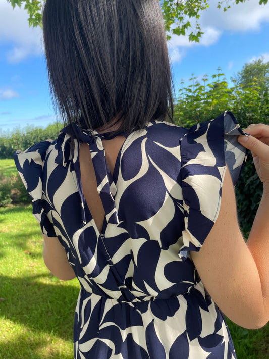robe dos ouvert avec noeud, épaules volantes
