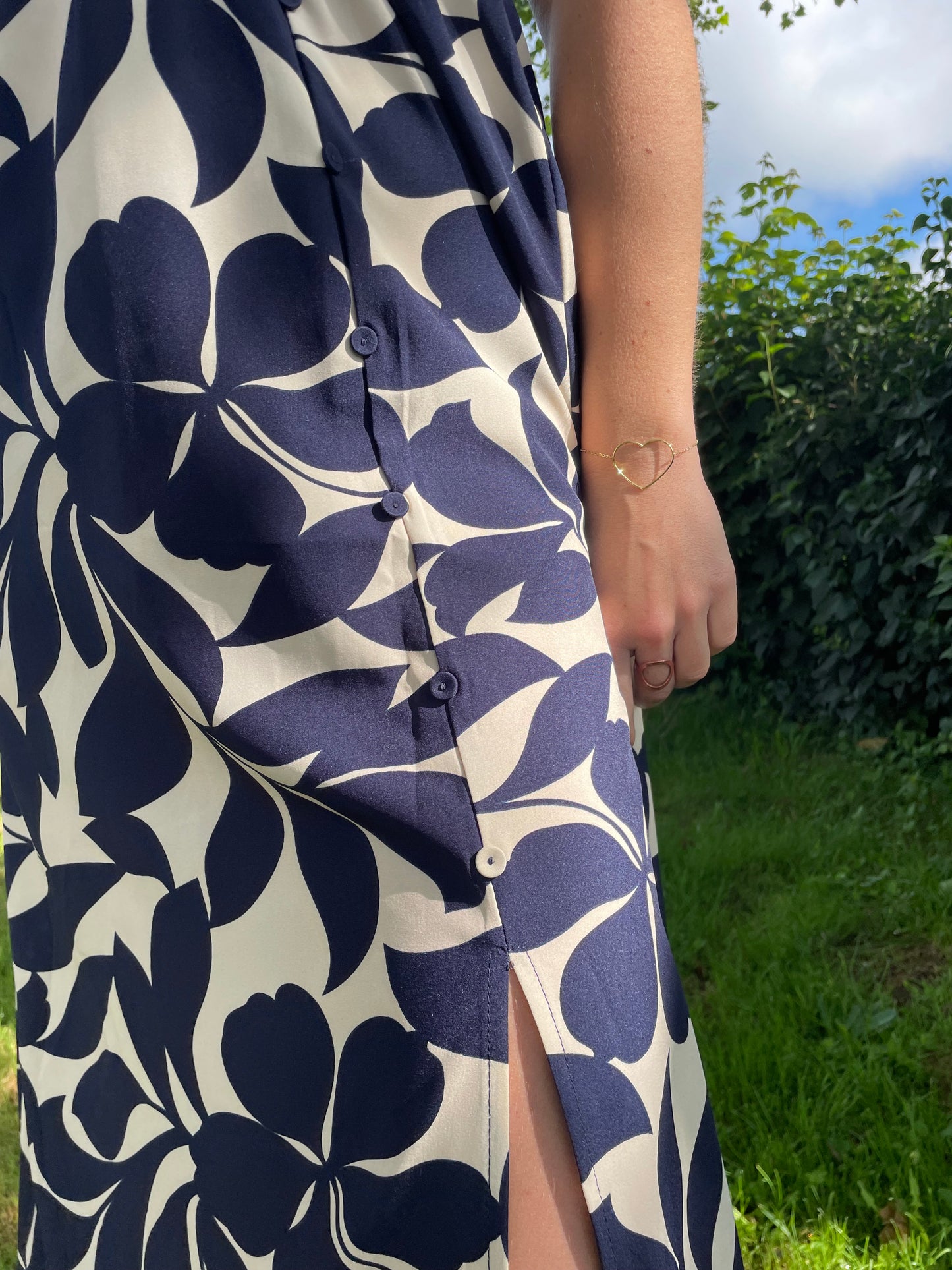 robe longue avec fente devant, finition fixe avec petits boutons