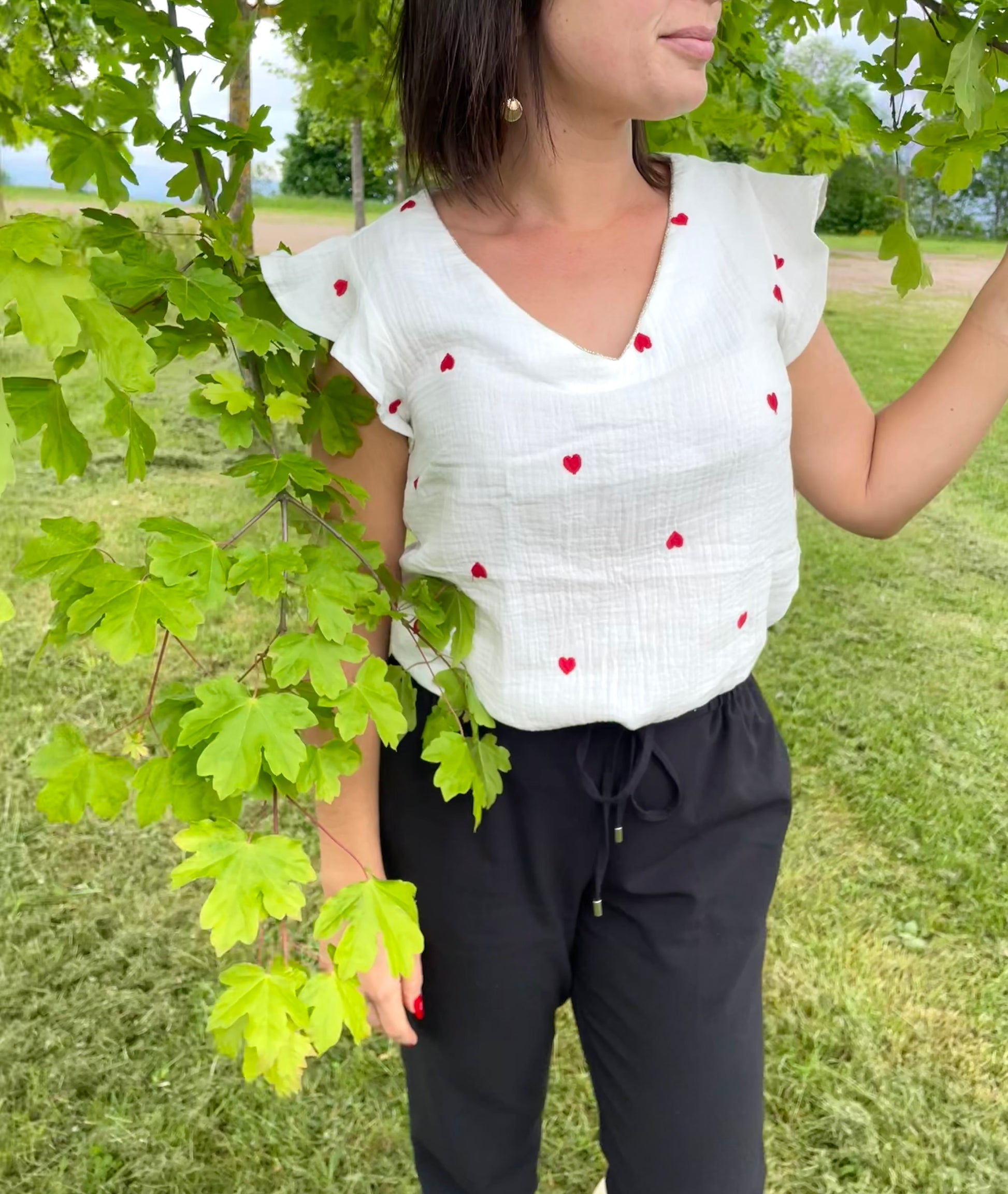 top blanc motifs coeur rouge