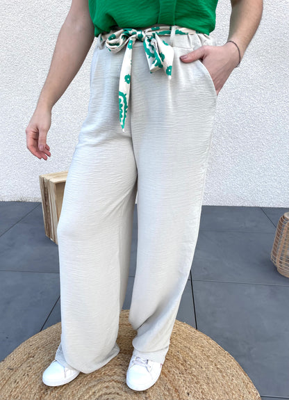 pantalon beige avec ceinture beige et verte