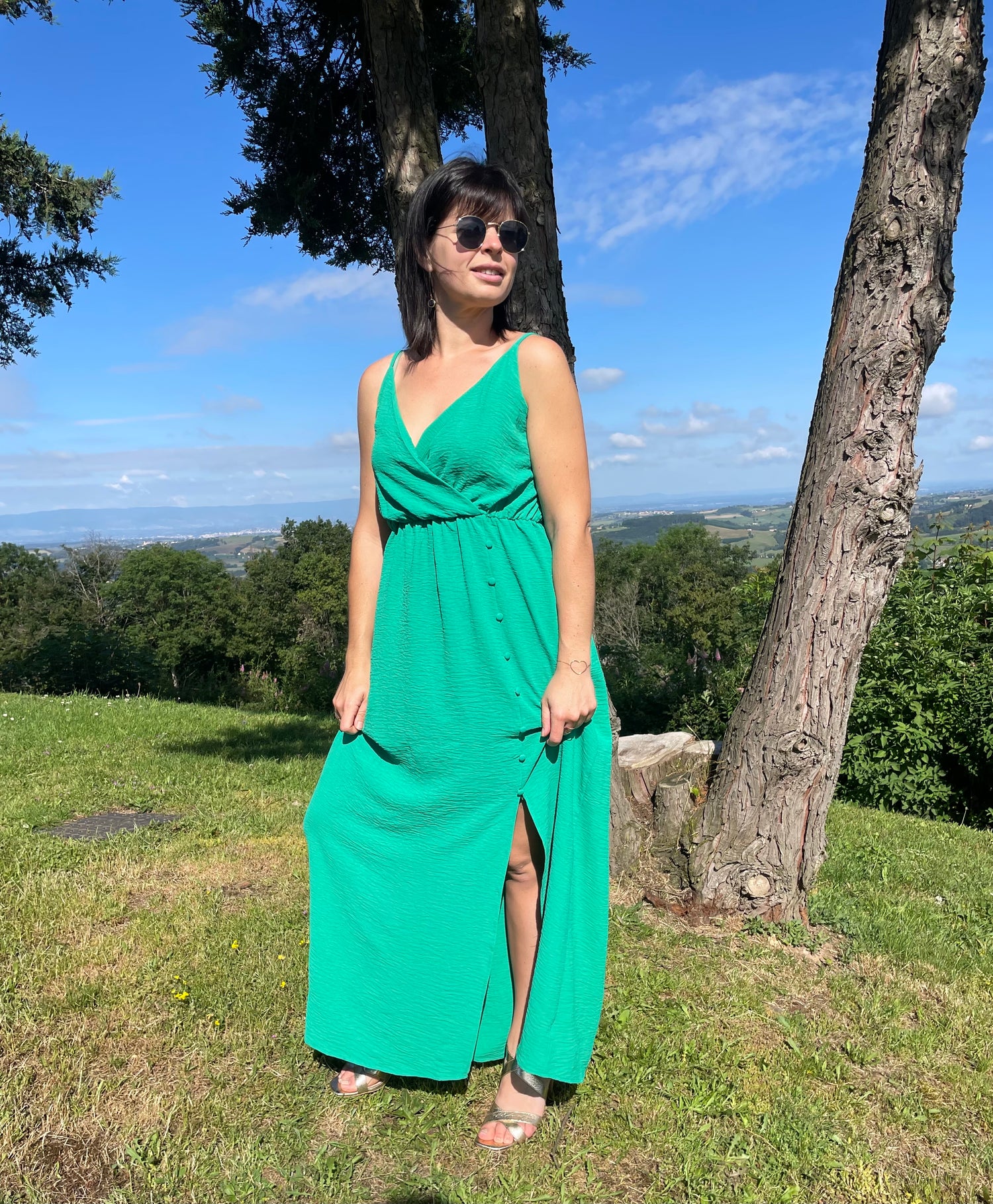 Robe longue unie verte, fente devant avec petits boutons fixes